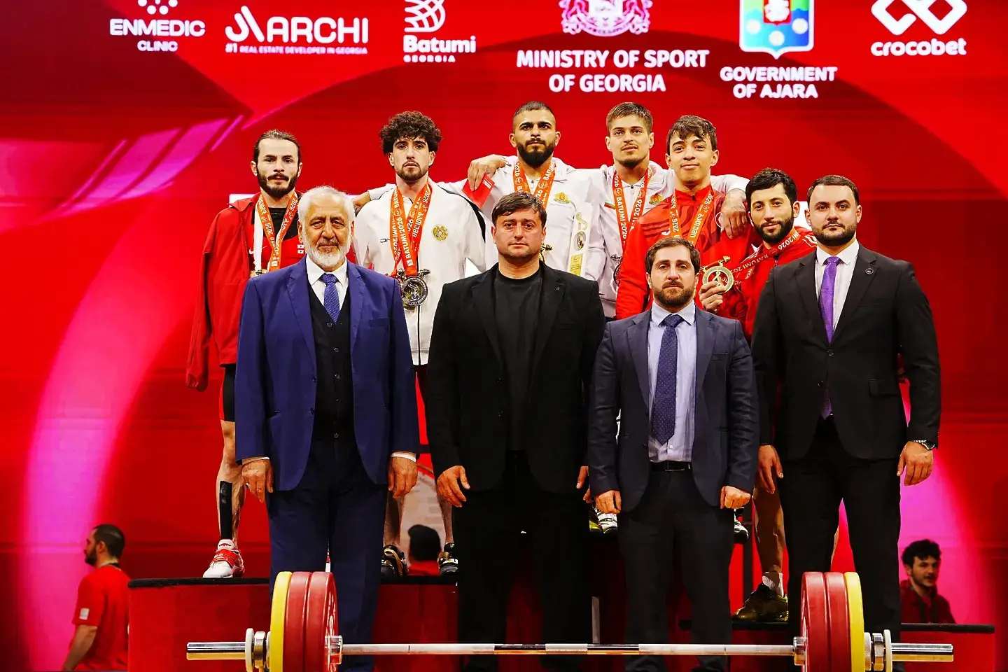 Победителска стълбичка със щангисти