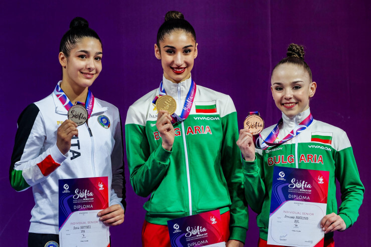 Наградени гимнастички след състезанието в София