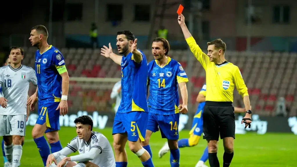 Показан червен картон за италианския национален отбор.