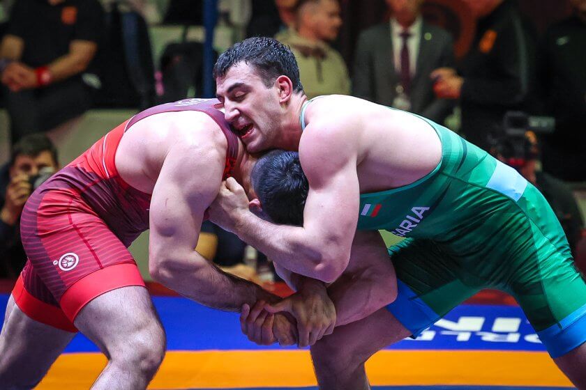 Семен Новиков се бори със съперник