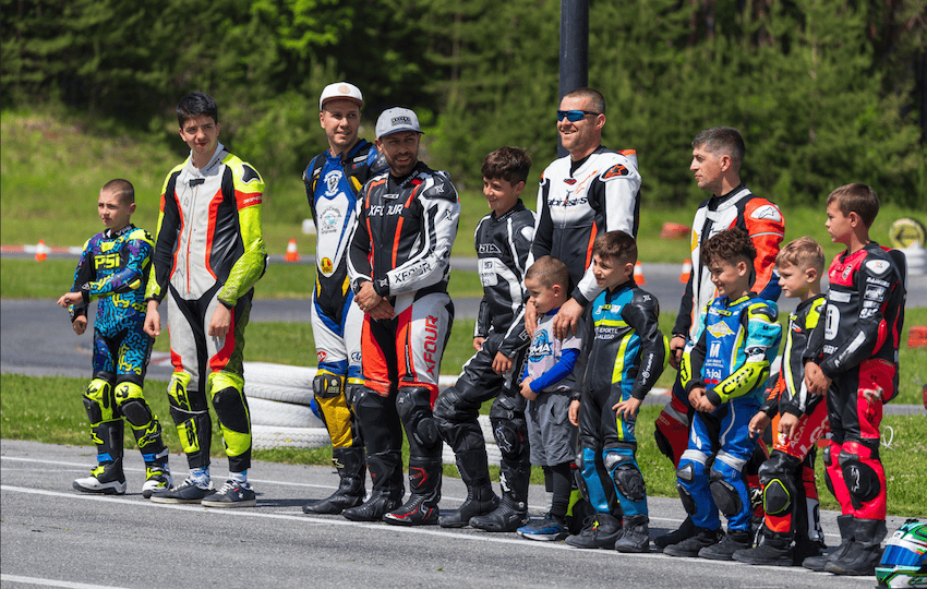 лади пилоти и инструктори от BMA Racing School на пистата
