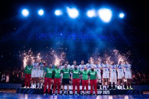 Българският национален отбор по волейбол със сребърни медали от световното първенство във Филипините