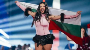 Дара позира с българския флаг на финала на Евровизия 2026