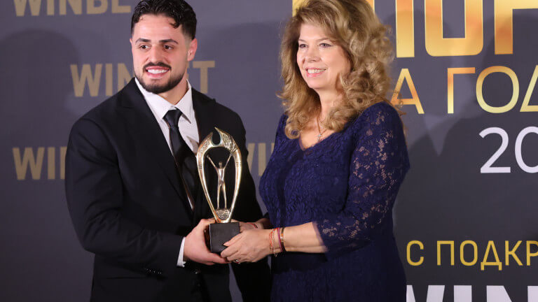 Карлос Насар получава наградата за спортист на годината от Илияна Йотова