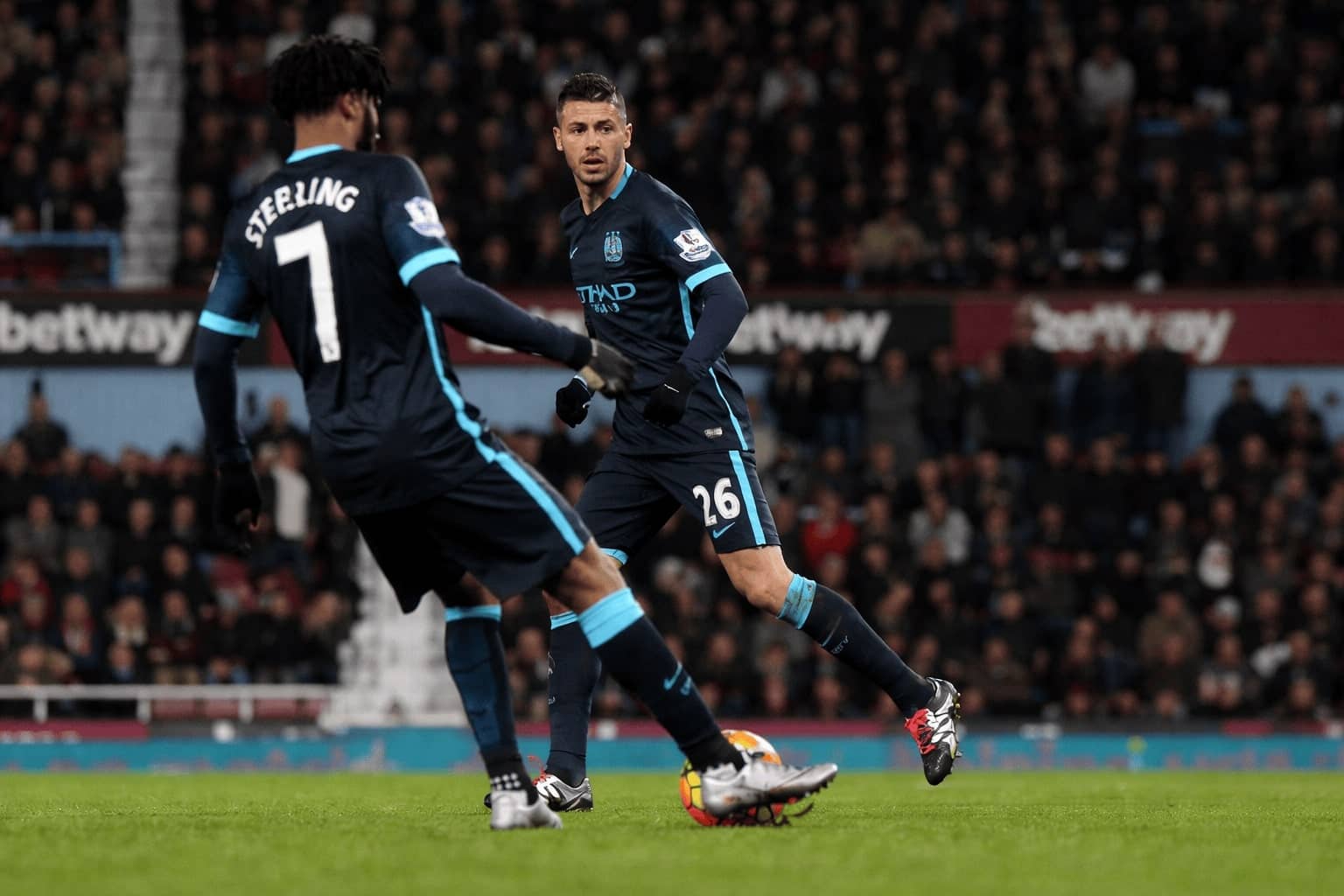 Играчите на Манчестър Сити в директен дуел по време на мач срещу Уест Хем във Висшата лига