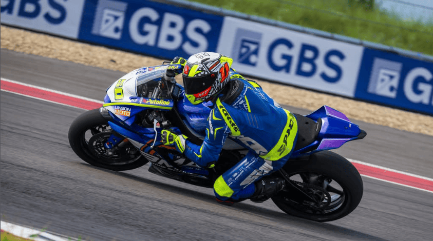 Пилот на BMA Racing School с мотоциклет на състезателна писта