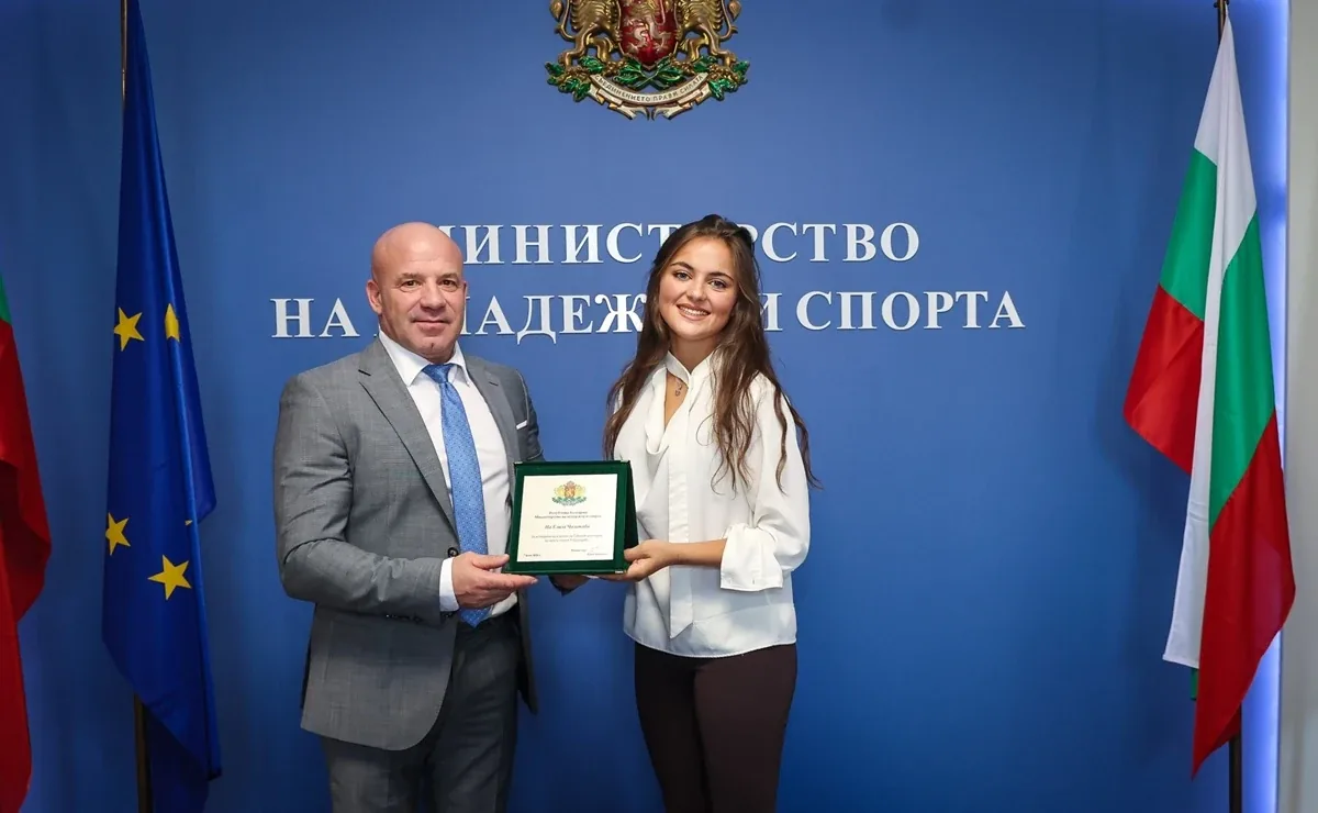 Министър Енчо Керязов отличи Елиза Чолакова след историческия ѝ успех