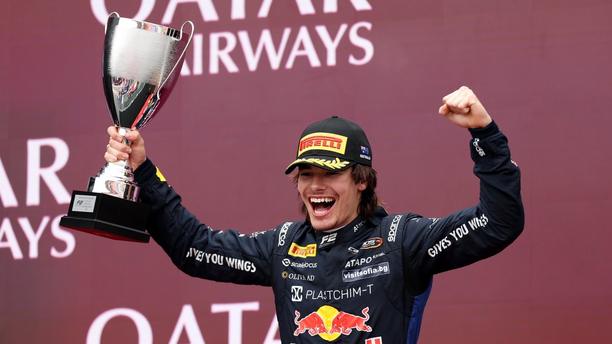 Никола Цолов с трофея от Гран При на Мелбърн