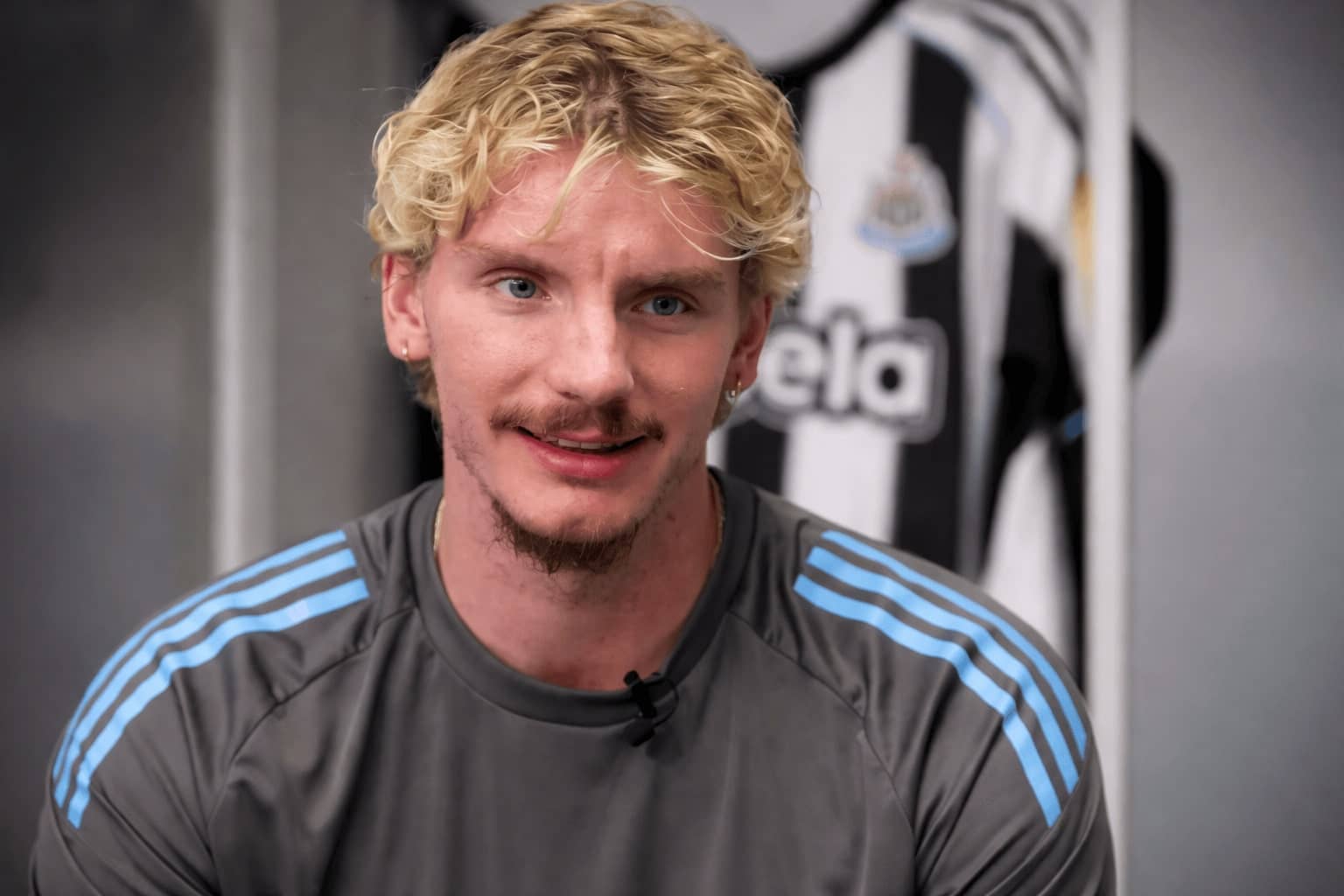 Играч на Нюкасъл Юнайтед по време на интервю в клубната база