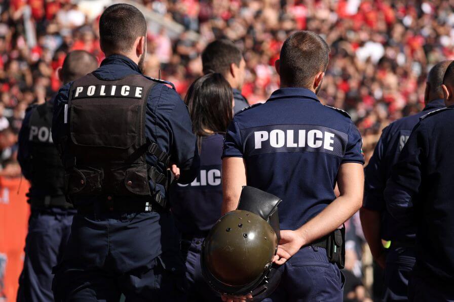 Полицейски екип на футболен мач