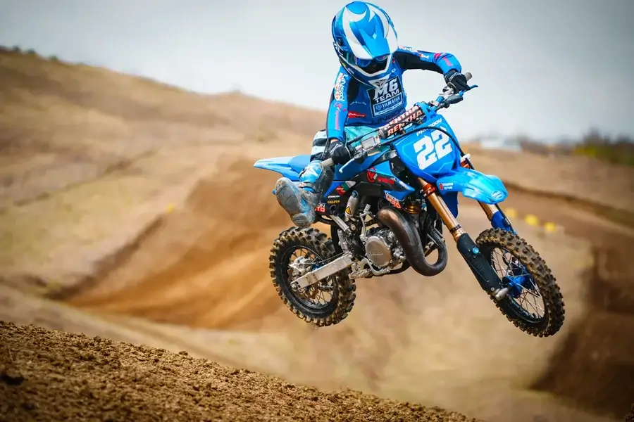 Радостин Присадов мотокрос: състезателят с №22 на M6 Yamaha Racing Team в скок