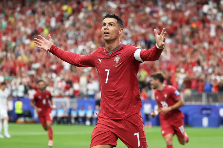 Кристиано Роналдо с екипа на Португалия