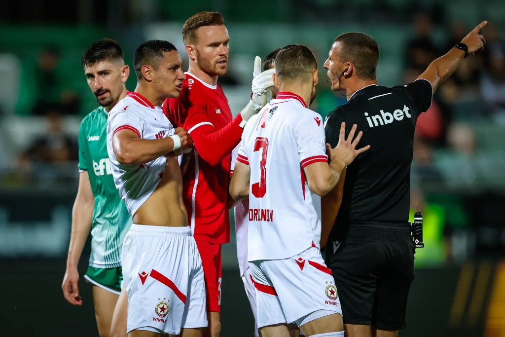 Разгорещен спор на играчите на ЦСКА със съдията